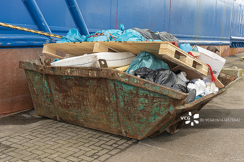 装满垃圾袋的敞开式工业废料容器图片素材