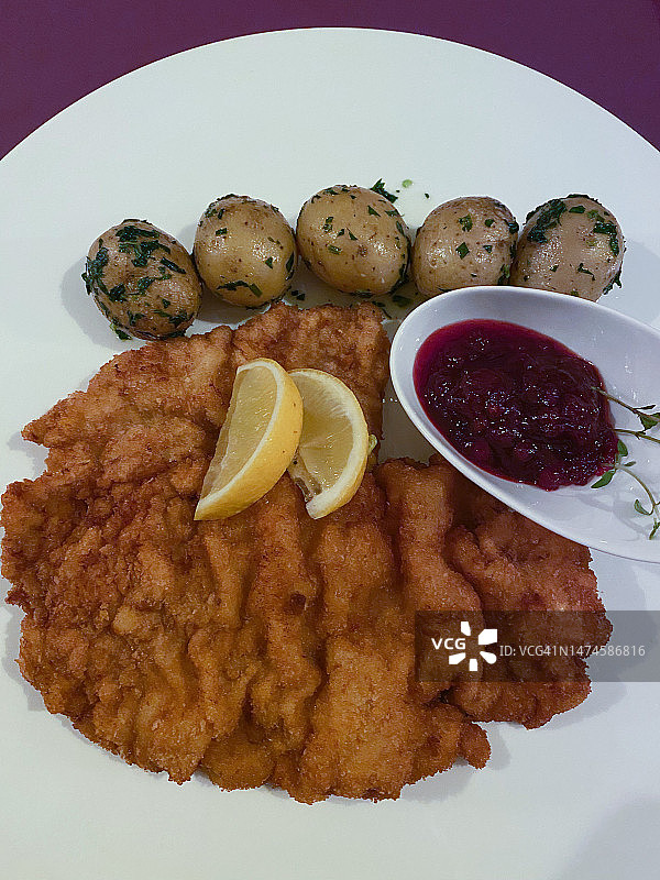 维也纳炸肉排配土豆浆果图片素材