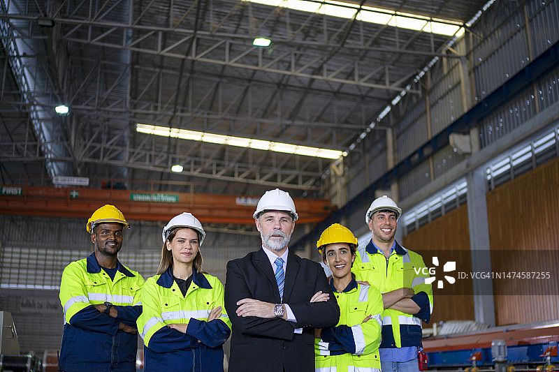 金属板材厂的工程师图片素材