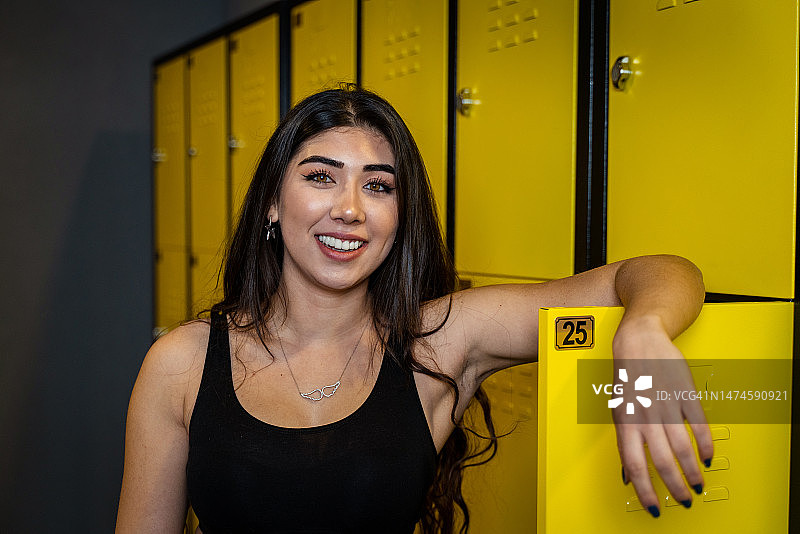 健身房里的美丽女人肖像图片素材