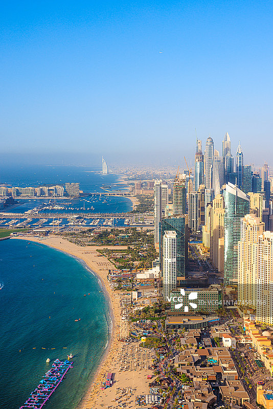 迪拜码头城市天际线鸟瞰图，包含朱美拉海滩路、海滩带和朱美拉棕榈岛图片素材