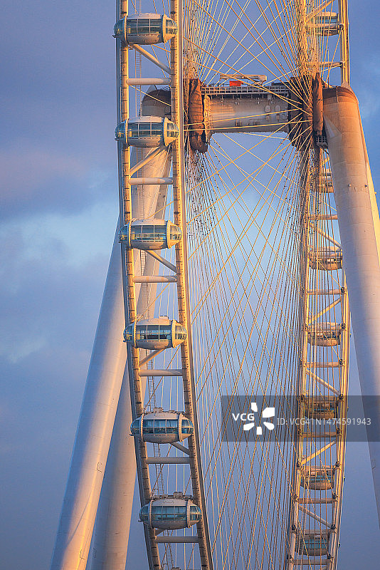 金色时段的世界最大摩天轮——迪拜眼图片素材