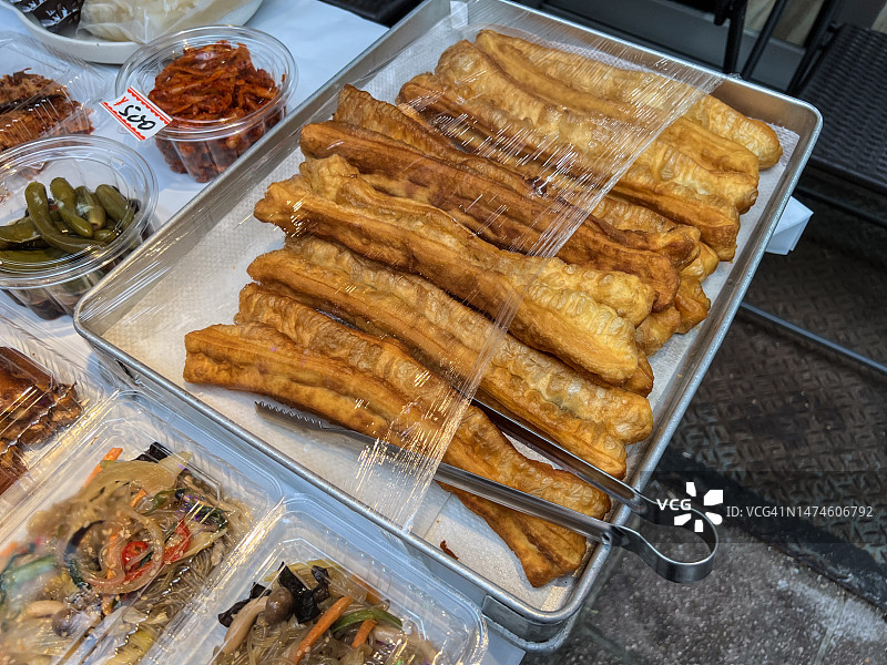横滨市场上的中式炸油条图片素材
