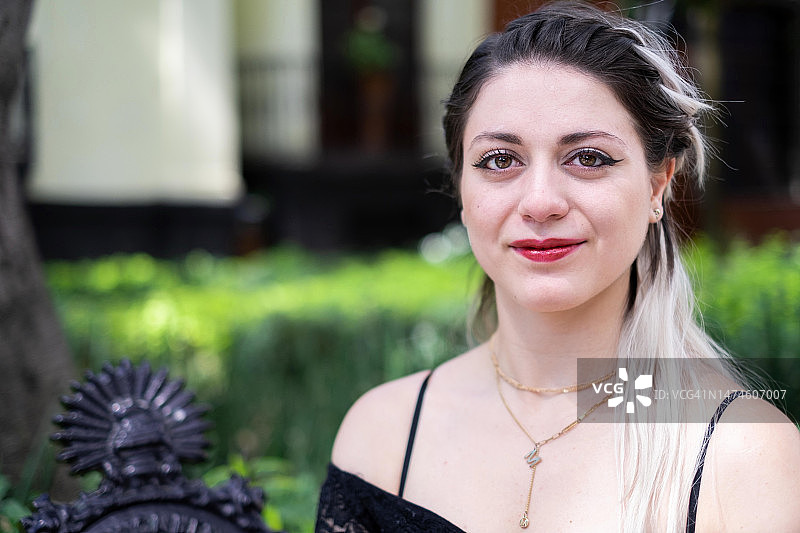 年轻的拉丁裔女子微笑看向镜头，棕色和铂金色头发，特写 - 墨西哥墨西哥城图片素材