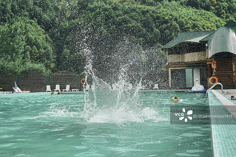 泳池中的水花图片素材