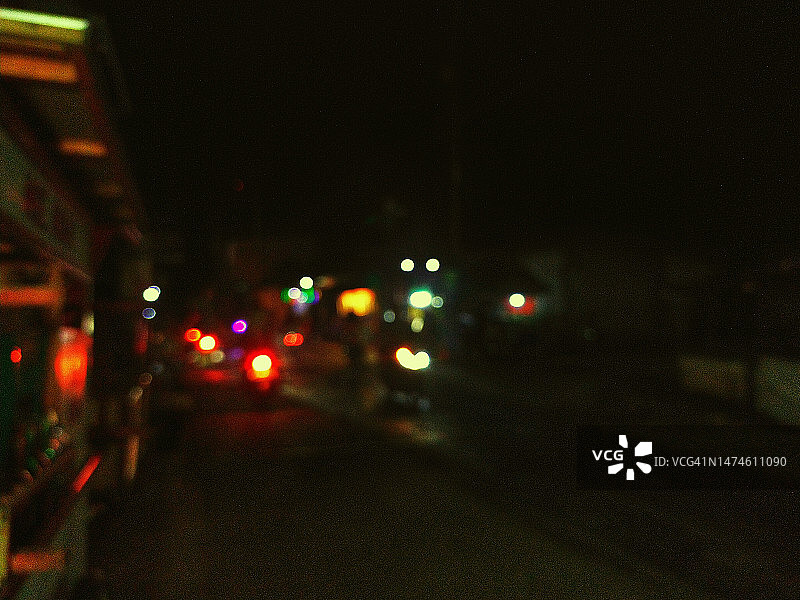 夜晚散焦的街道图片素材