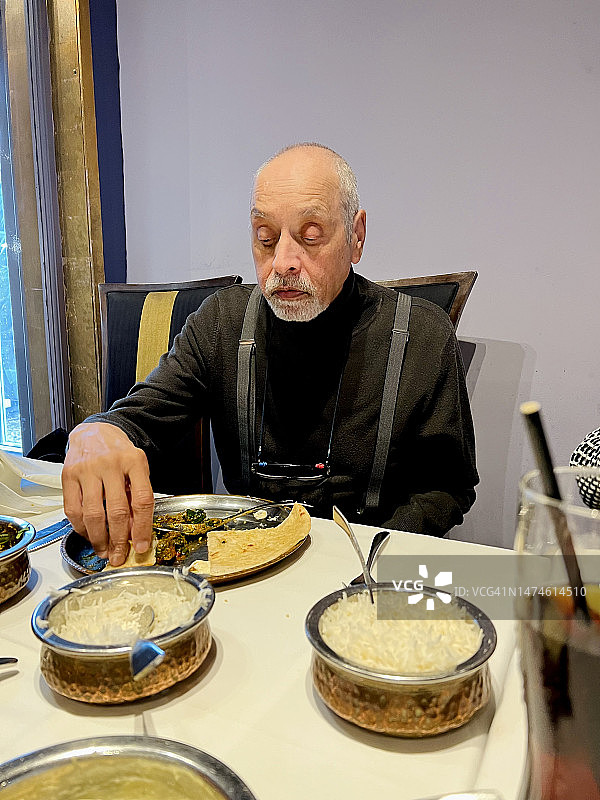 男人吃印度咖喱饭图片素材