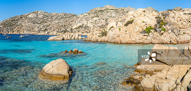 科蒂乔海湾全景，意大利撒丁岛马达莱纳群岛图片素材