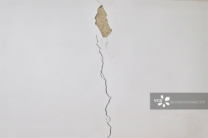 地震后墙壁裂缝的特写图片素材