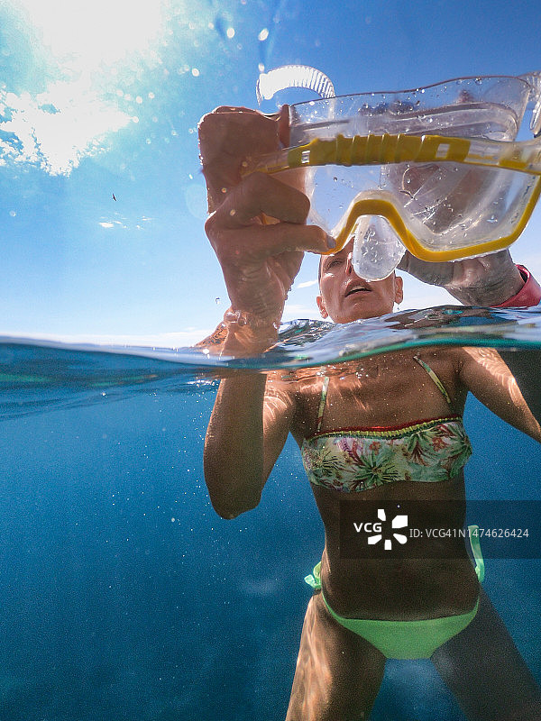 女人在海中游泳时戴潜水面罩图片素材