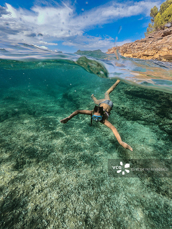 女孩在海中浮潜图片素材