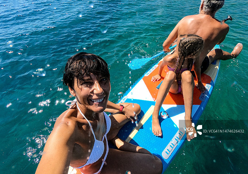 快乐的家庭享受桨板运动图片素材