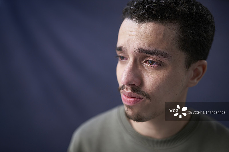 悲伤的年轻男人肖像图片素材