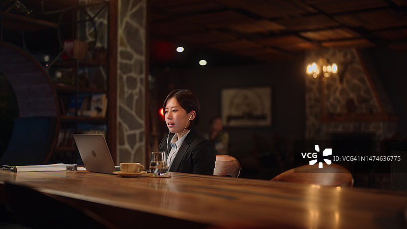 女商人在咖啡馆用笔记本电脑进行在线视频通话图片素材