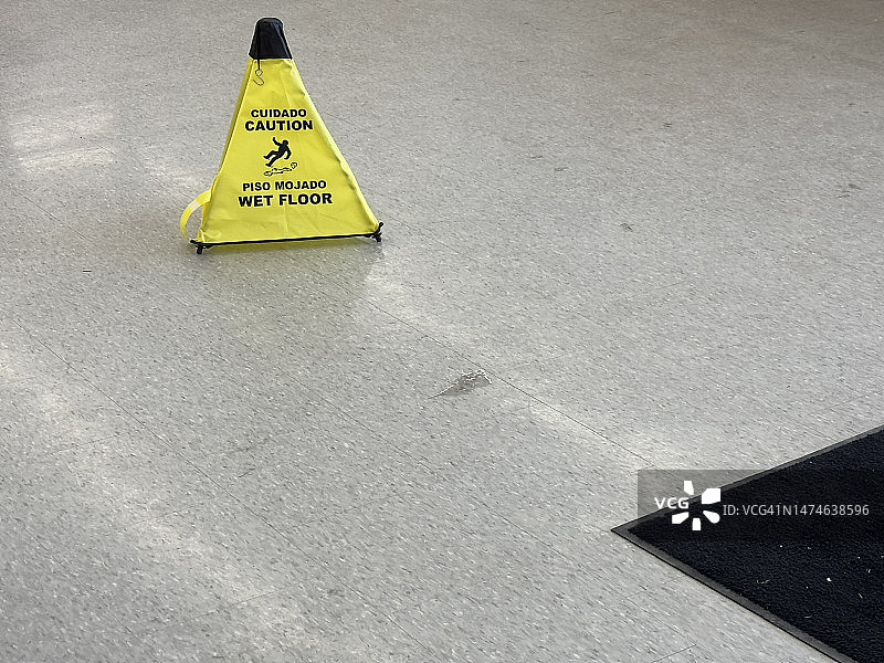 地板上的泄漏警告安全锥图片素材