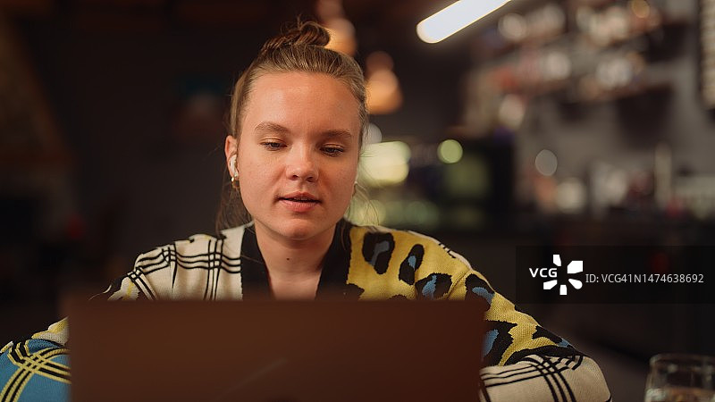年轻女人在咖啡馆用笔记本电脑进行在线视频通话图片素材