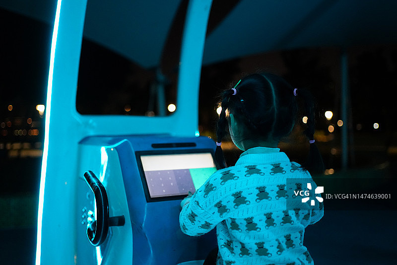 使用智能骑行设备的可爱小女孩图片素材