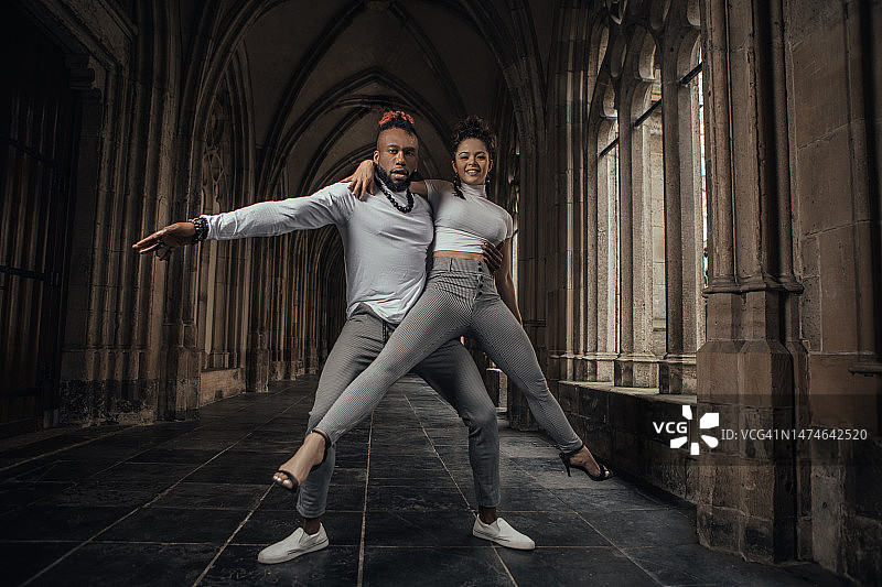 在经典公共场所跳舞的城市混血情侣图片素材