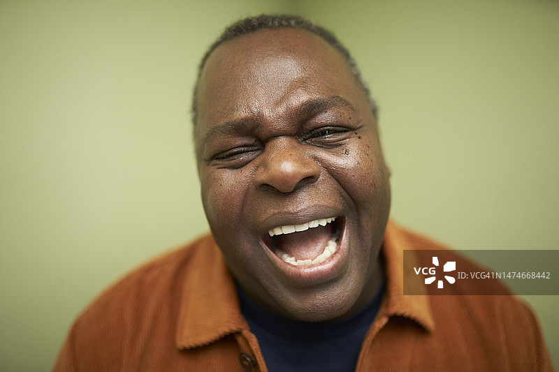大笑的年长男子的肖像图片素材