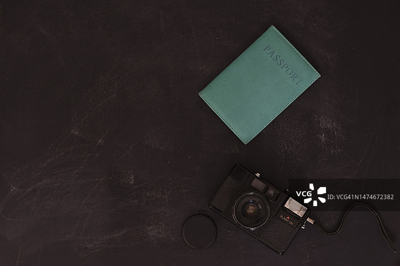 桌子上的护照和相机图片素材