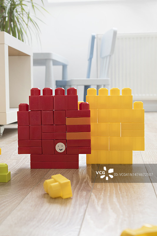 红橙黄三色积木组合Logo（竖版16x9）图片素材