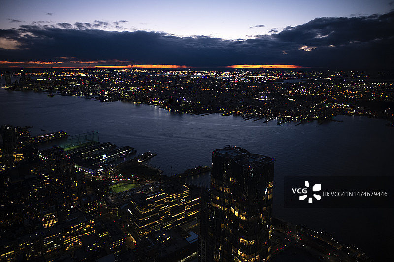 夜晚的哈德逊河与纽约市航拍图片素材