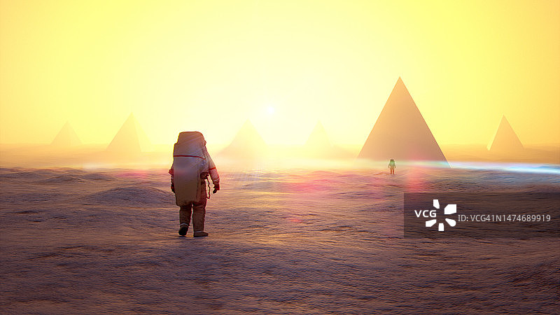 走向神秘金字塔的中国宇航员图片素材
