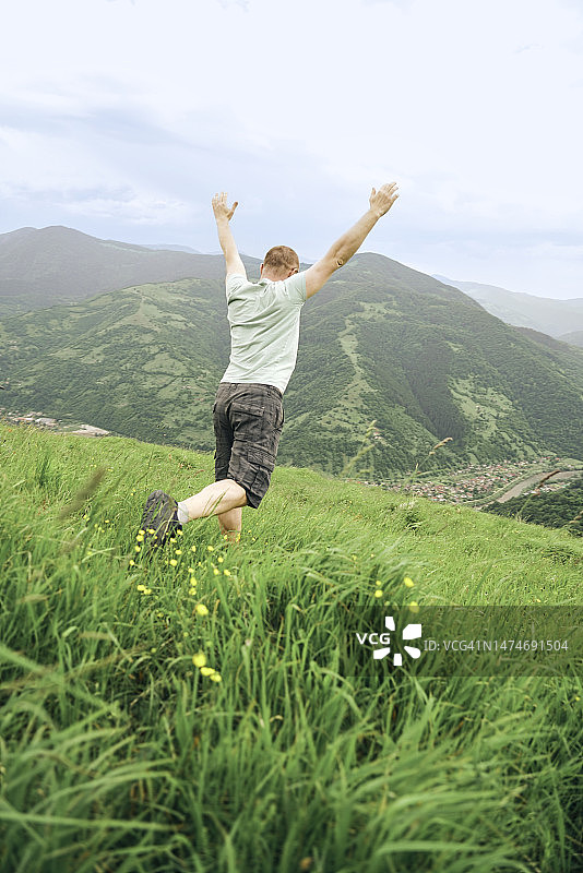 男人跑下山坡图片素材
