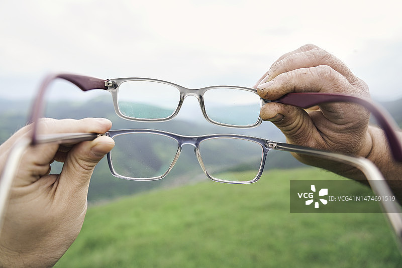 自然风光中的视力矫正眼镜特写图片素材