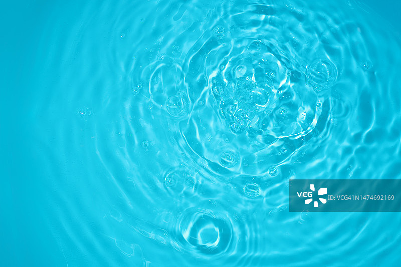 水面上的波浪和涟漪，带文案空间的抽象背景，适用于美容产品：抗衰老化妆品、保湿霜、清洁剂图片素材