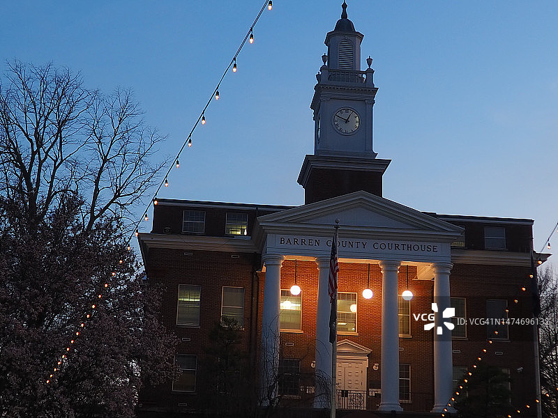 傍晚时分贫瘠的县法院图片素材