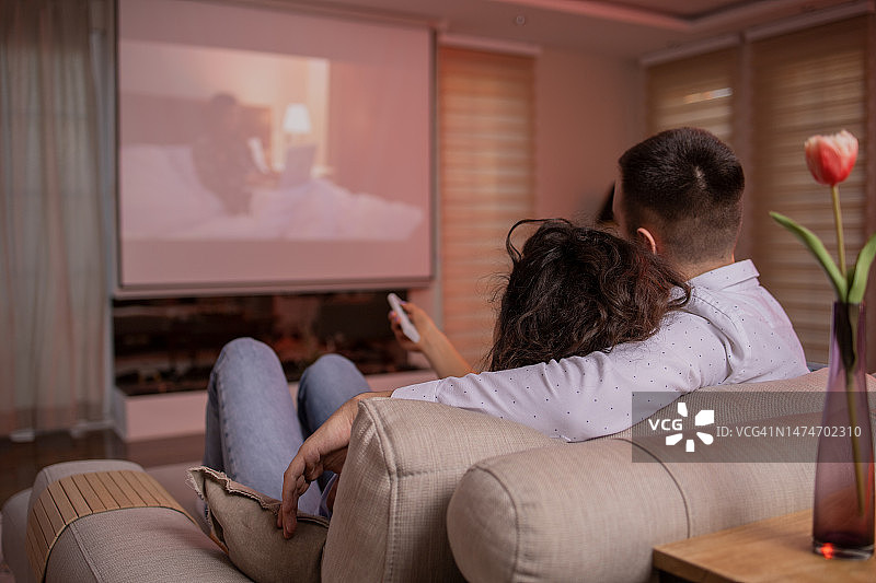 情侣正在看电影图片素材