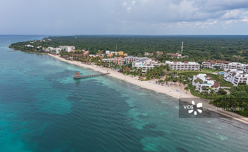 旅游胜地棕榈树环绕的平静蓝色水域无人机航拍图片素材