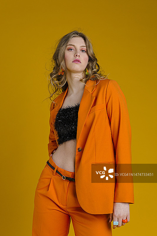 纯色背景上的时尚青年女性图片素材