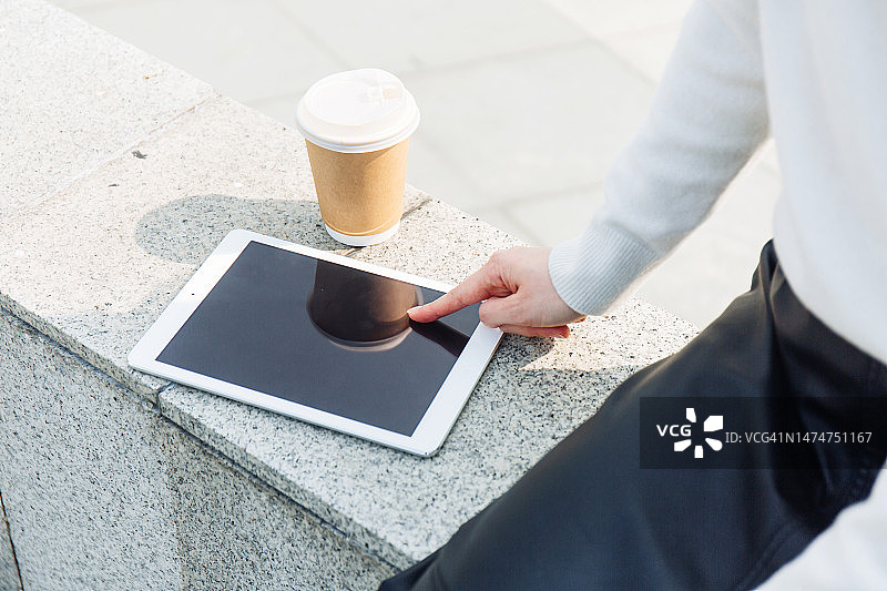 女性触摸带空白屏幕的平板电脑图片素材