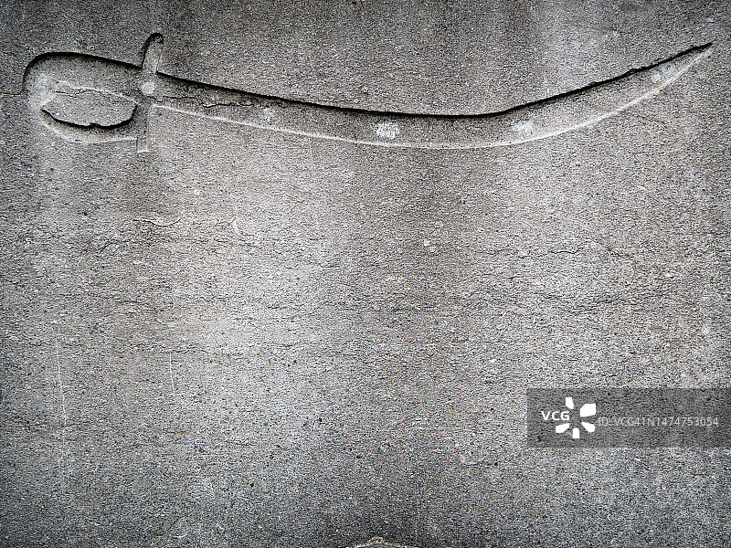 巴黎拉雪兹公墓，拿破仑时期士兵墓碑上的佩剑图片素材