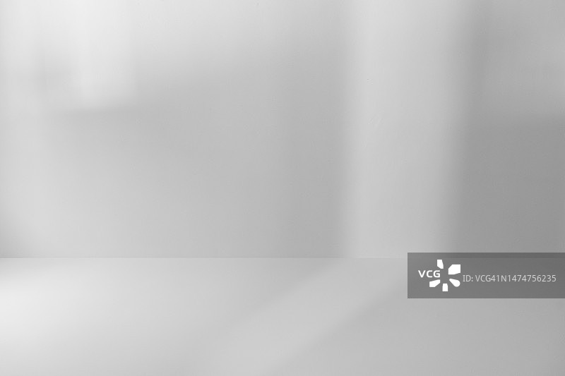白色混凝土墙上桌面的阴影图片素材