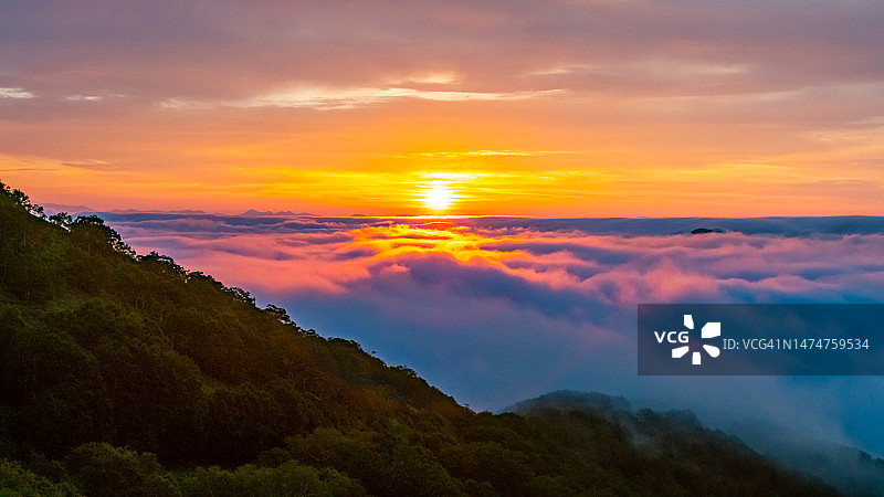 日出时分的云海，日本北海道 Tomamu图片素材