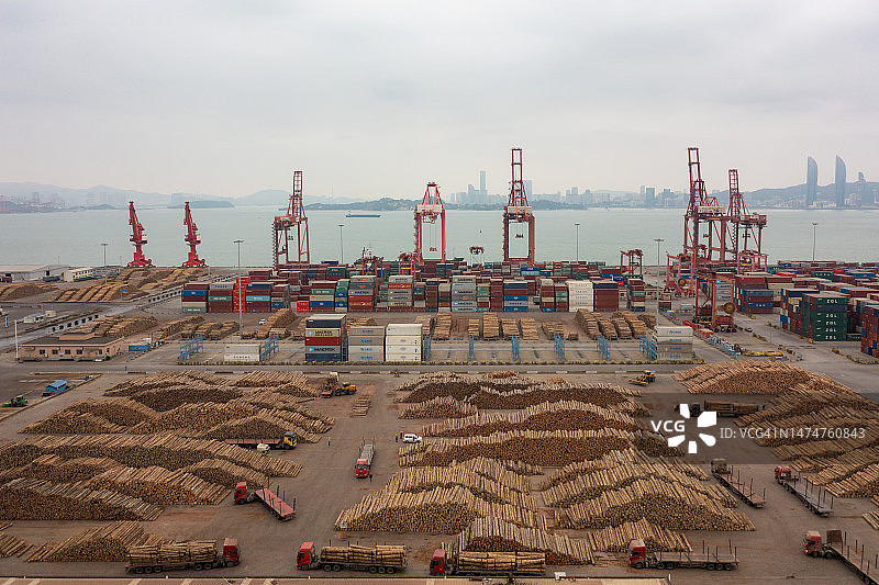 多云的海滨城市商业码头图片素材