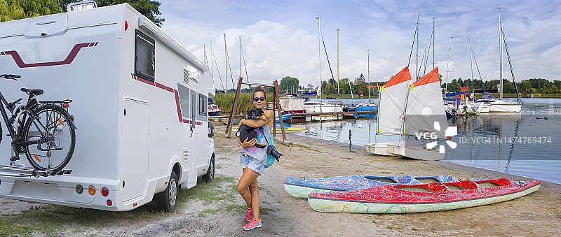 在湖边与宠物狗共度暑假图片素材