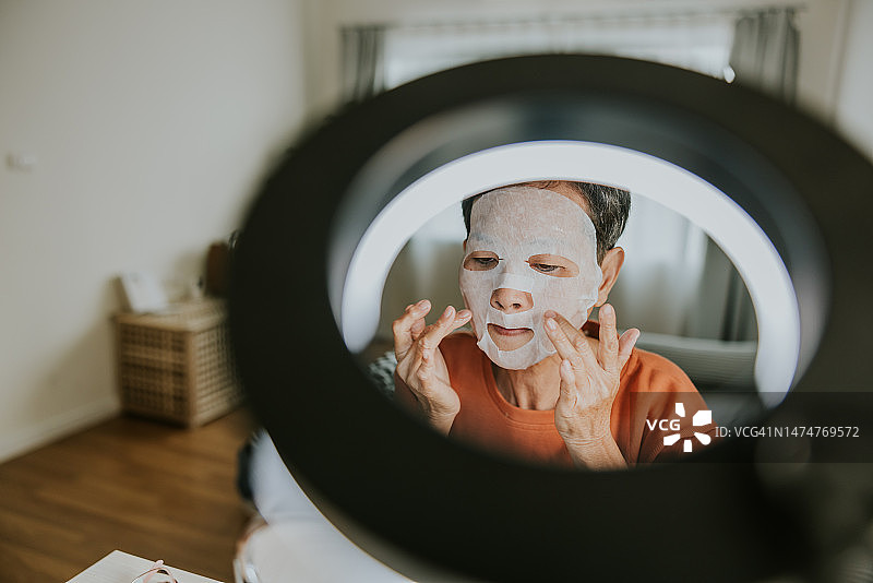 敷面膜的泰国美妆博主图片素材
