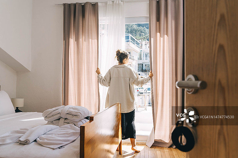 空荡荡的酒店房间，一张新铺好的白色床图片素材