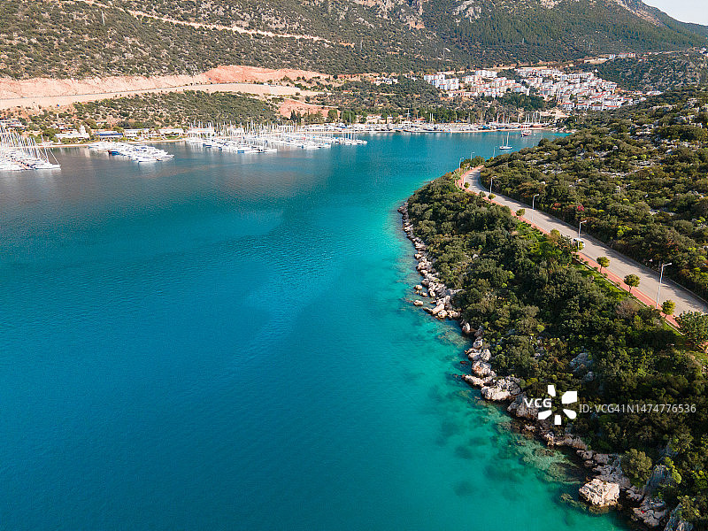 海上的地中海码头，码头附近海 coast 停泊着游艇的卡斯海湾图片素材