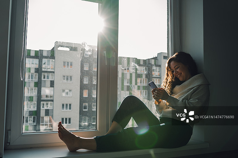 在线约会和社交媒体应用，女人周末在家聊天图片素材
