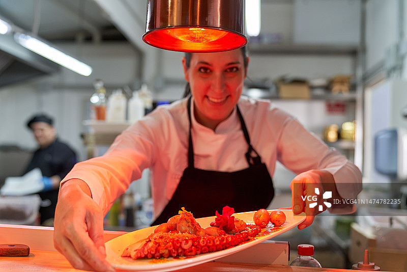 在餐厅工作的厨房帮手图片素材