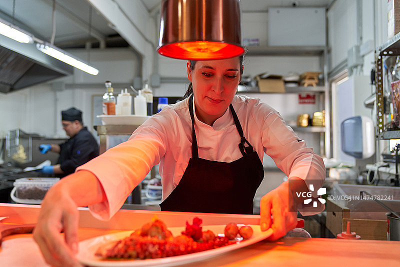 在餐厅工作的厨房帮手图片素材