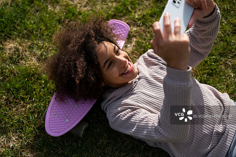 使用智能手机的女孩图片素材