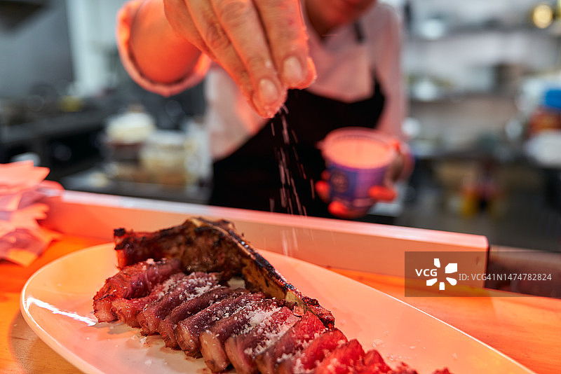 在餐厅工作的厨房帮手图片素材