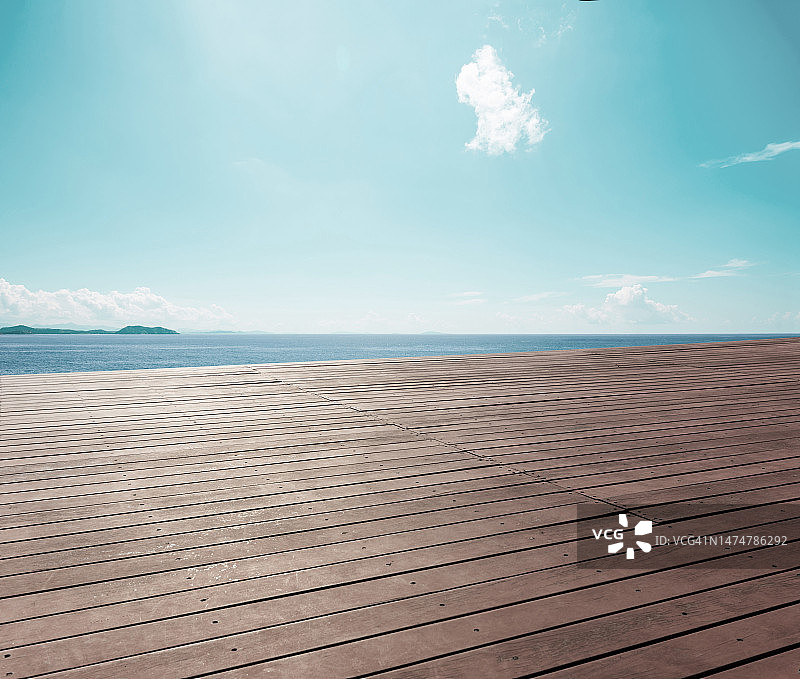 海边观景台和停车场图片素材