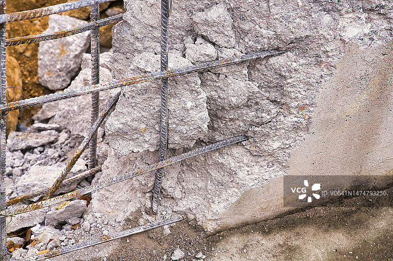 带有裸露钢筋的破损混凝土墙图片素材